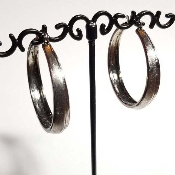 Relisted -Textured hoop earrings dark silver tone metal - Picture 2 of 10